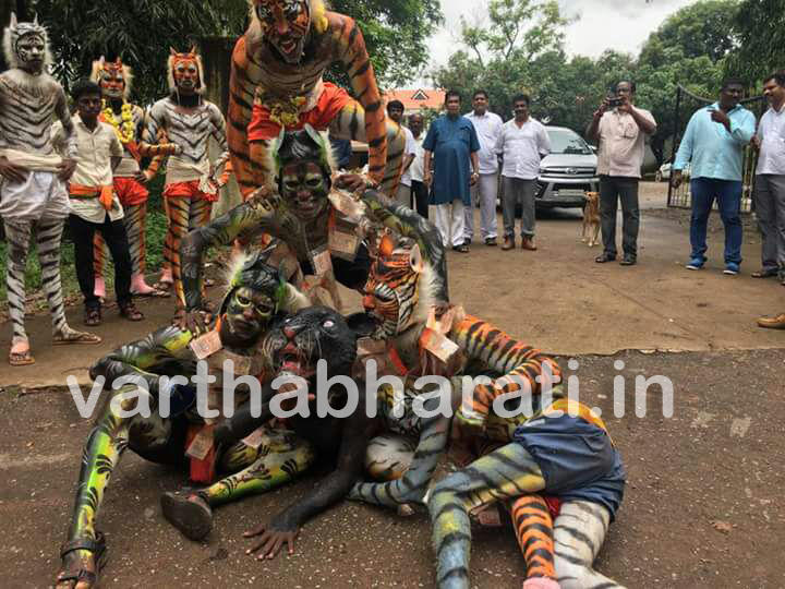 ಹುಲಿ ತಂಡದ ಜೊತೆ ಹೆಜ್ಜೆ ಹಾಕಿದ ಆಸ್ಕರ್ ಫೆರ್ನಾಂಡಿಸ್ !